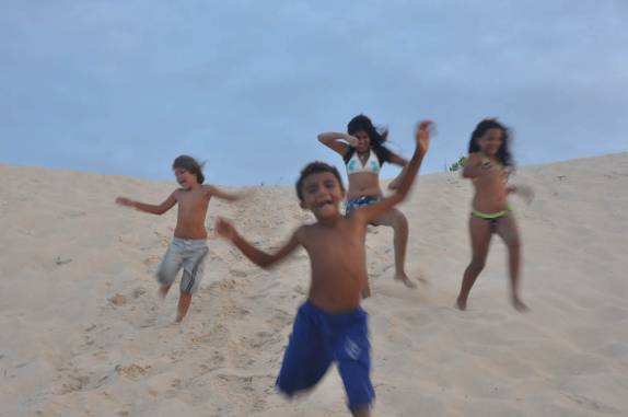 Crianças brincam na duna no fim de tarde, em Galinhos - RN